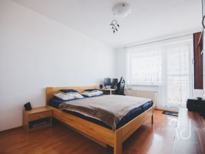 2-izbový byt so samostatnou kuchyňou a veľkým balkónom na dobrom mieste v Petržalke
