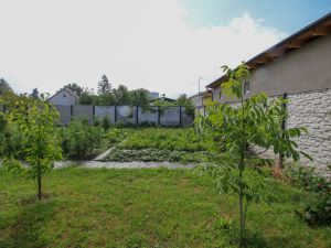 NA PREDAJ – Pestovaná záhrada s chatkou v lokalite Žabí Majer, Bratislava - Rača | JEDNA Z NAJLACNEJŠÍCH V OBLASTI!